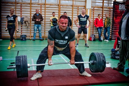 训练动作介绍:相扑式硬举-唤醒运动