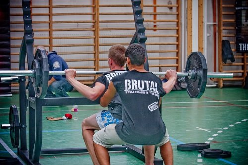 深蹲卡关?帮助你蹲得更重的4种方法-唤醒运动