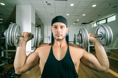 实用肩部训练动作:站姿杠铃推举-唤醒运动