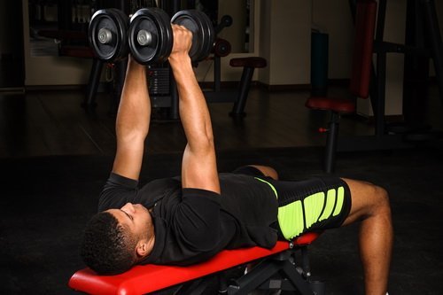 训练结实饱满的胸肌—哑铃飞鸟-唤醒运动