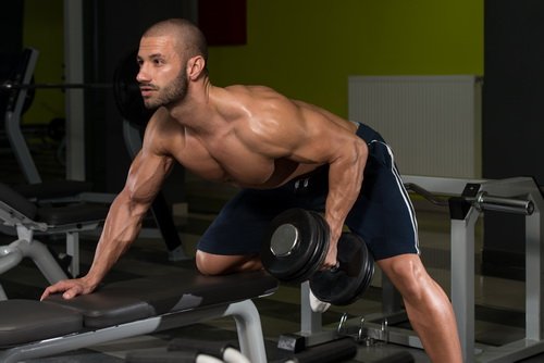 练就倒三角体格:哑铃单手划船-唤醒运动