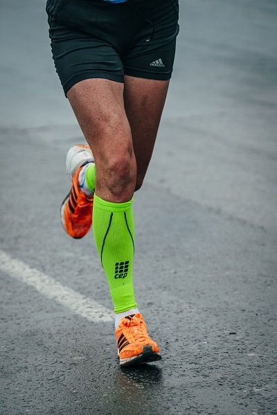 小腿套、压力袜能提升运动表现?-唤醒运动