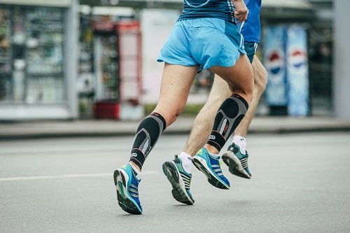 小腿套、压力袜能提升运动表现?-唤醒运动