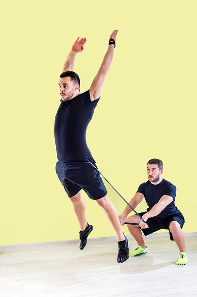 利用环状弹力带增加训练难度-唤醒运动