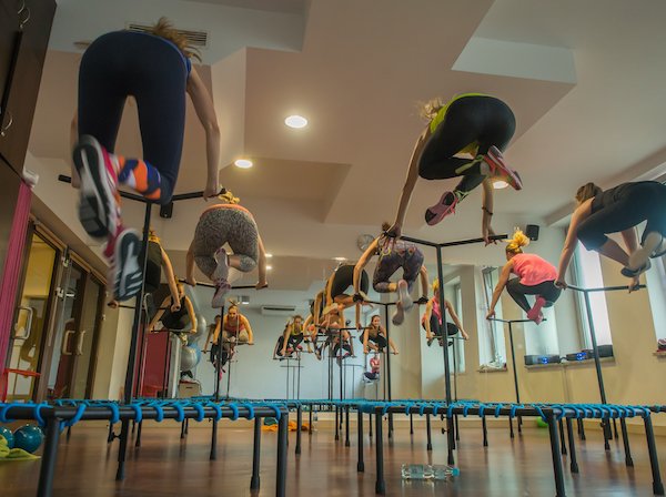 厌倦有氧运动?尝试欢乐又不失效果的弹跳床-唤醒运动