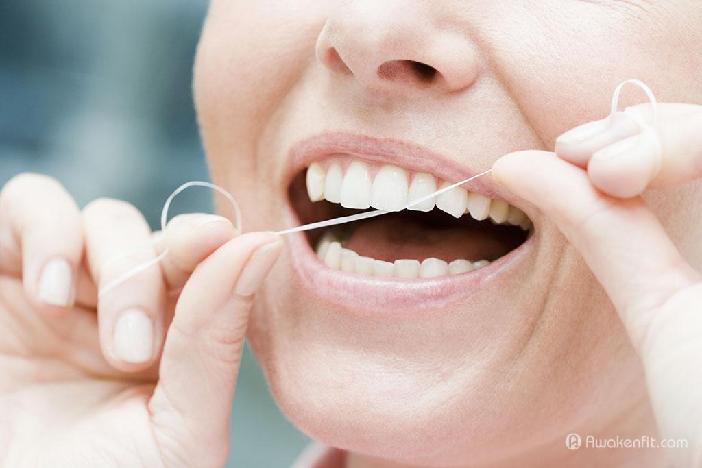 女人用牙线，特写镜头